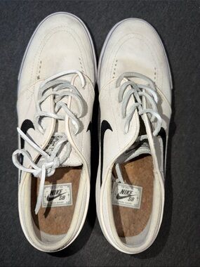 Nike SB Men's White Suede Skate Shoes with Black Swoosh Stefan Janoski